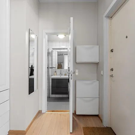 Cozy Retreat Near Centre With Balcony