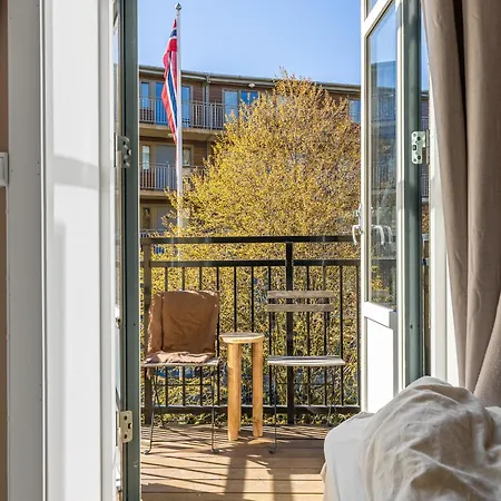 Cozy Retreat Near Centre With Balcony *