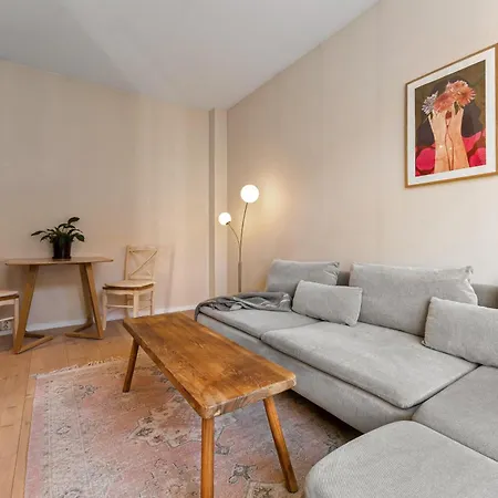 Cozy Retreat Near Centre With Balcony *